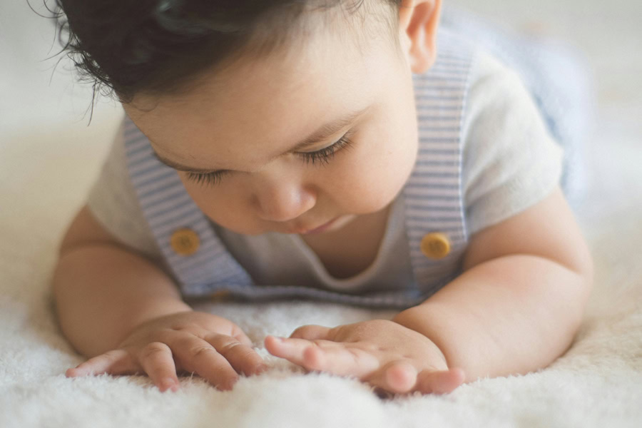 bébé garçon en gros plan