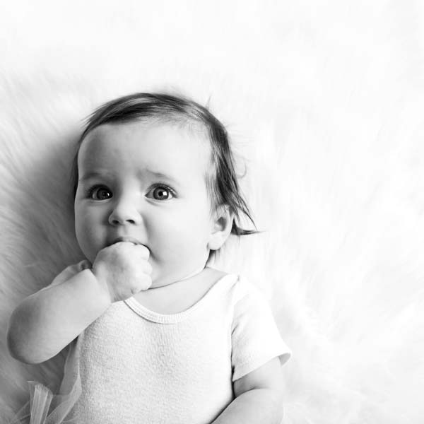 quatre mois vieux bébé fille portant une noir tutu 23805085 Photo de stock  chez Vecteezy